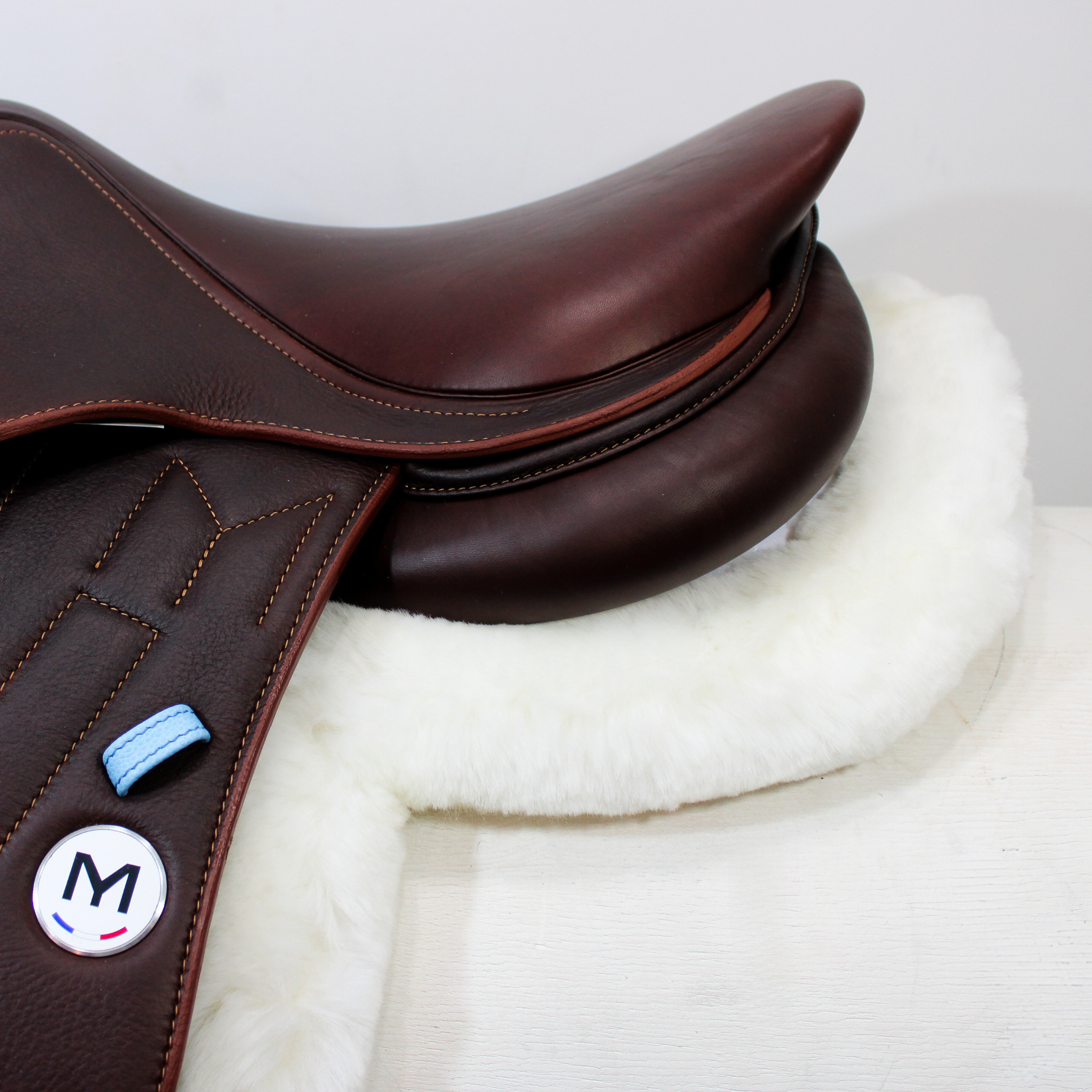 Sheepskin hunter pad underneath a Meyer saddle