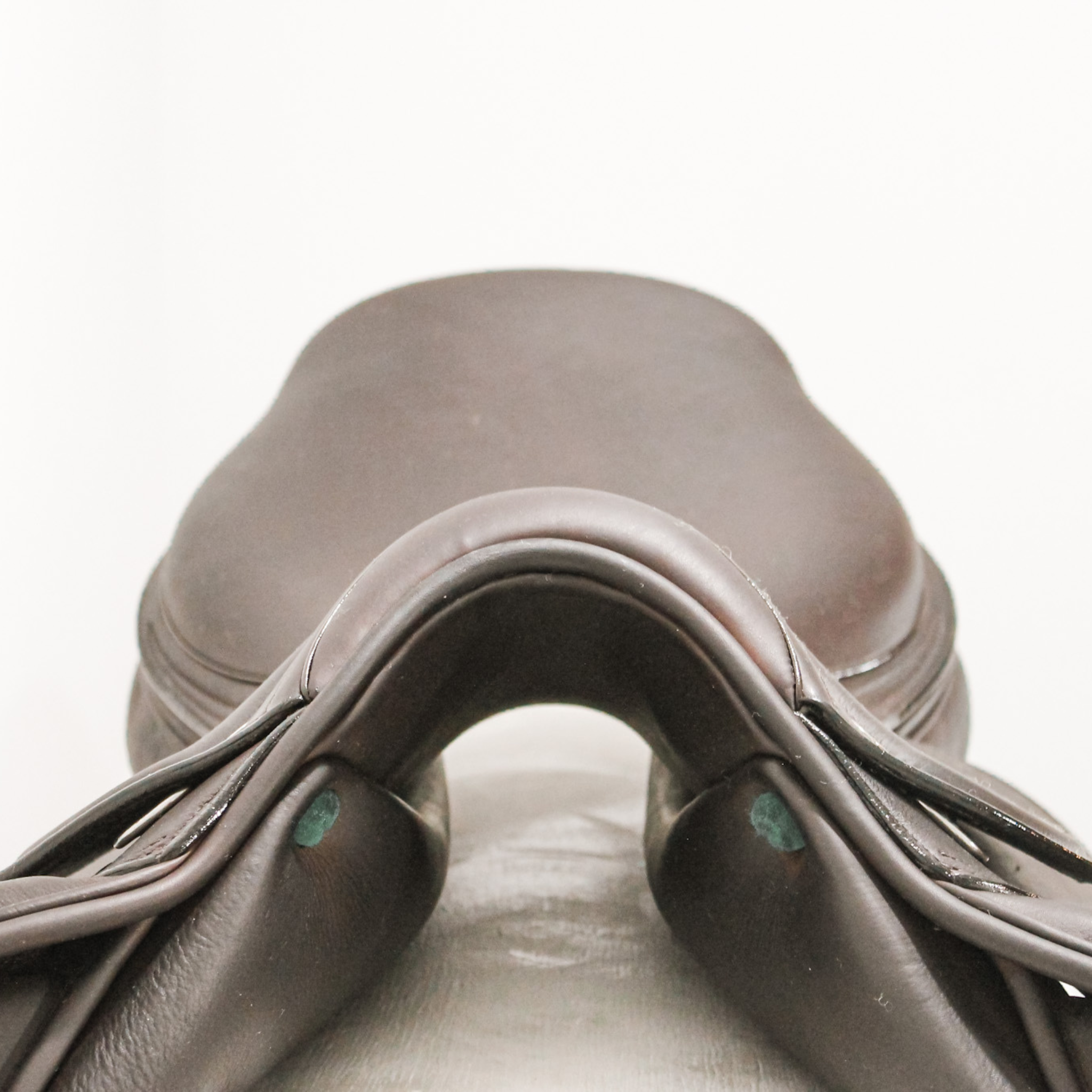 Amerigo HC dual flap jump saddle; close up front view of pommel/gullet area