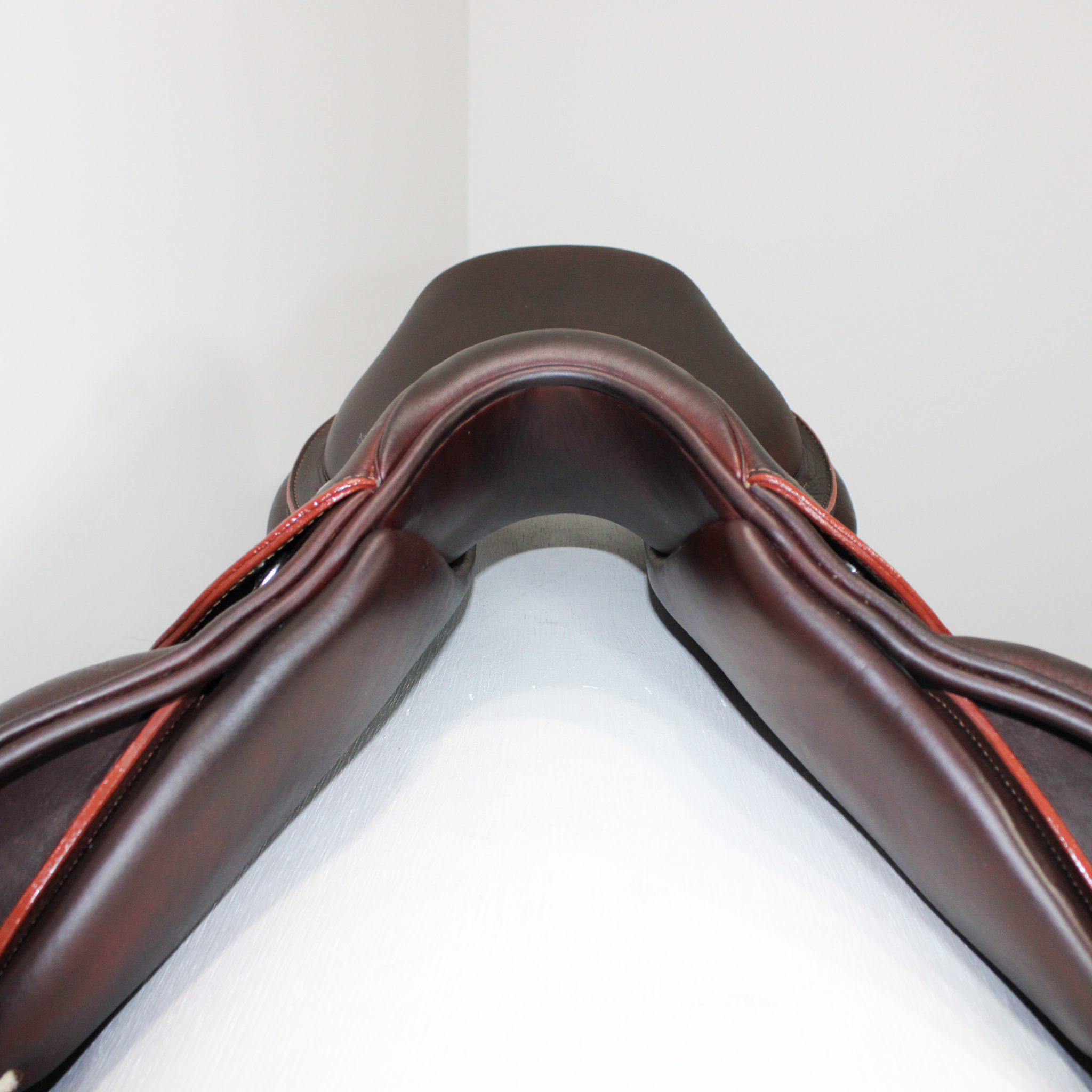 Meyer Act 1 jump saddle; front view of pommel/gullet/front panels