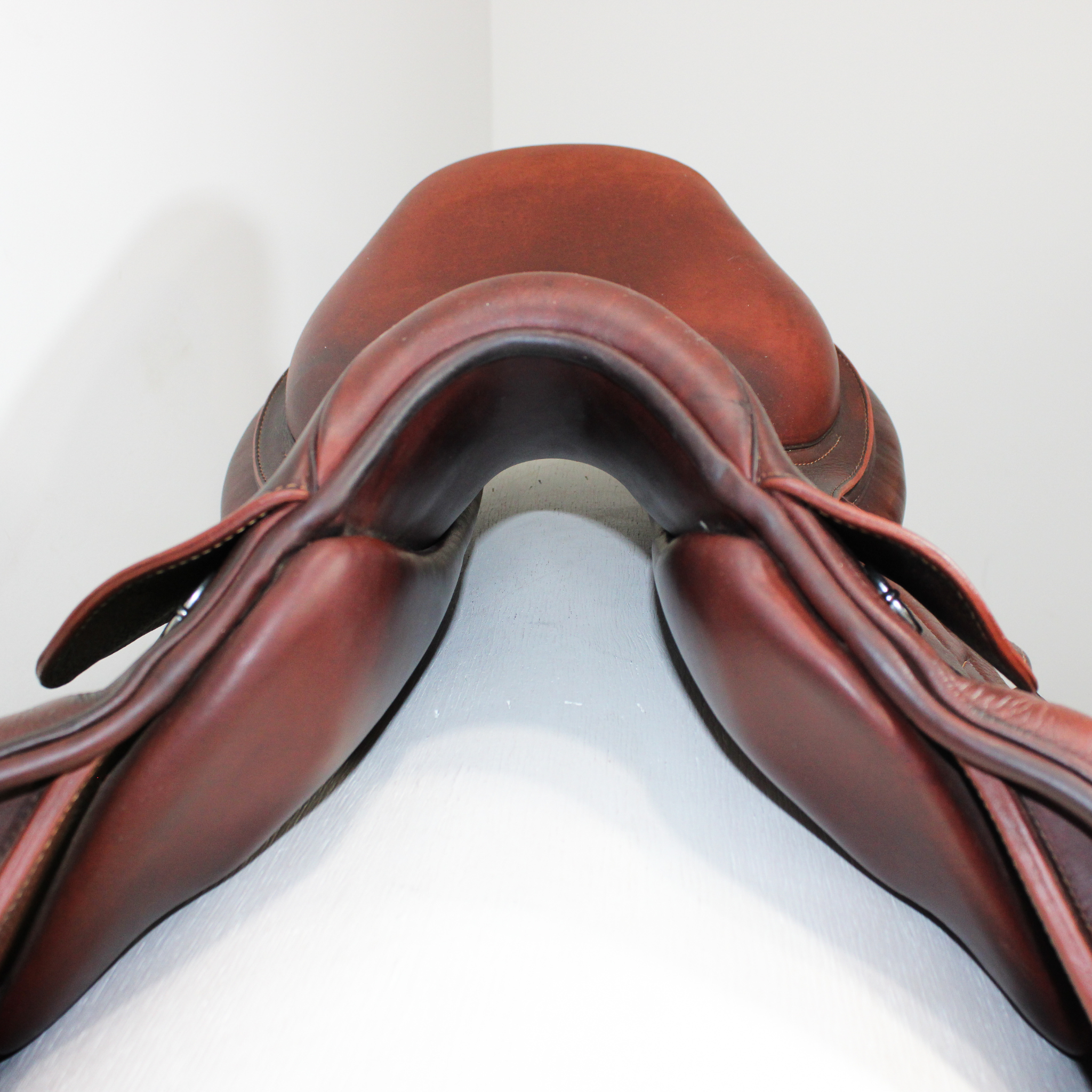 Meyer Act 2 jumping saddle; front view of pommel/gullet