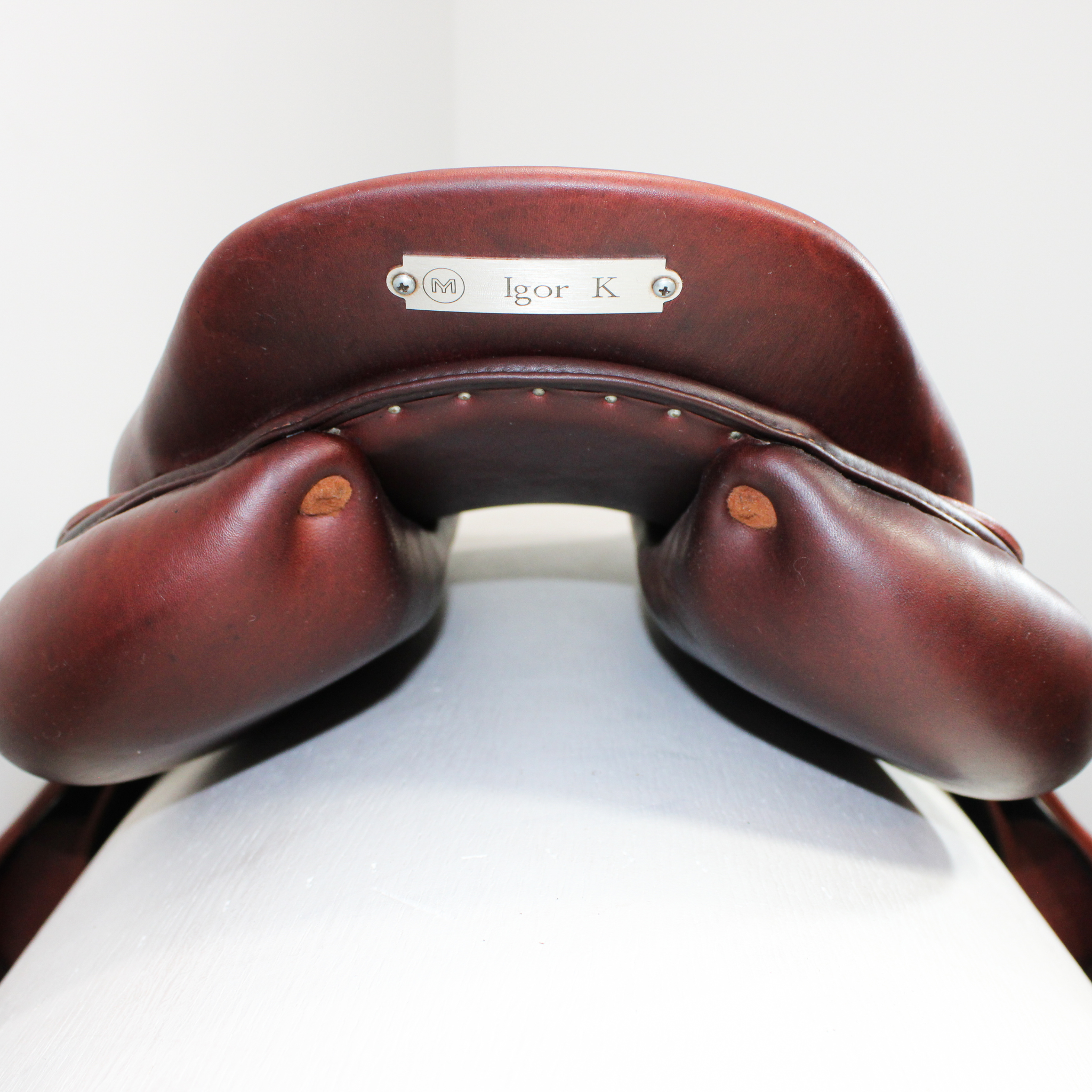 Meyer Act 2 jumping saddle; rear view of cantle/panels. Nameplate secured to the back of the cantle with "Igor K" engraved.