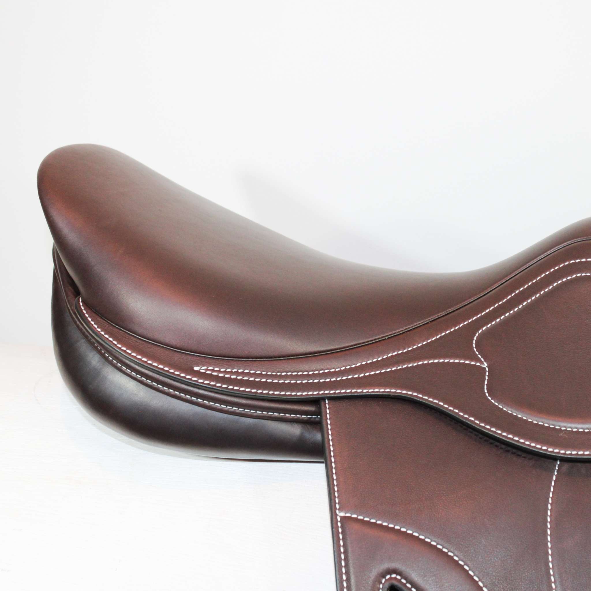 Amerigo Octave jump saddle in brown Pinerolo calf leather; right-side close up of cantle area