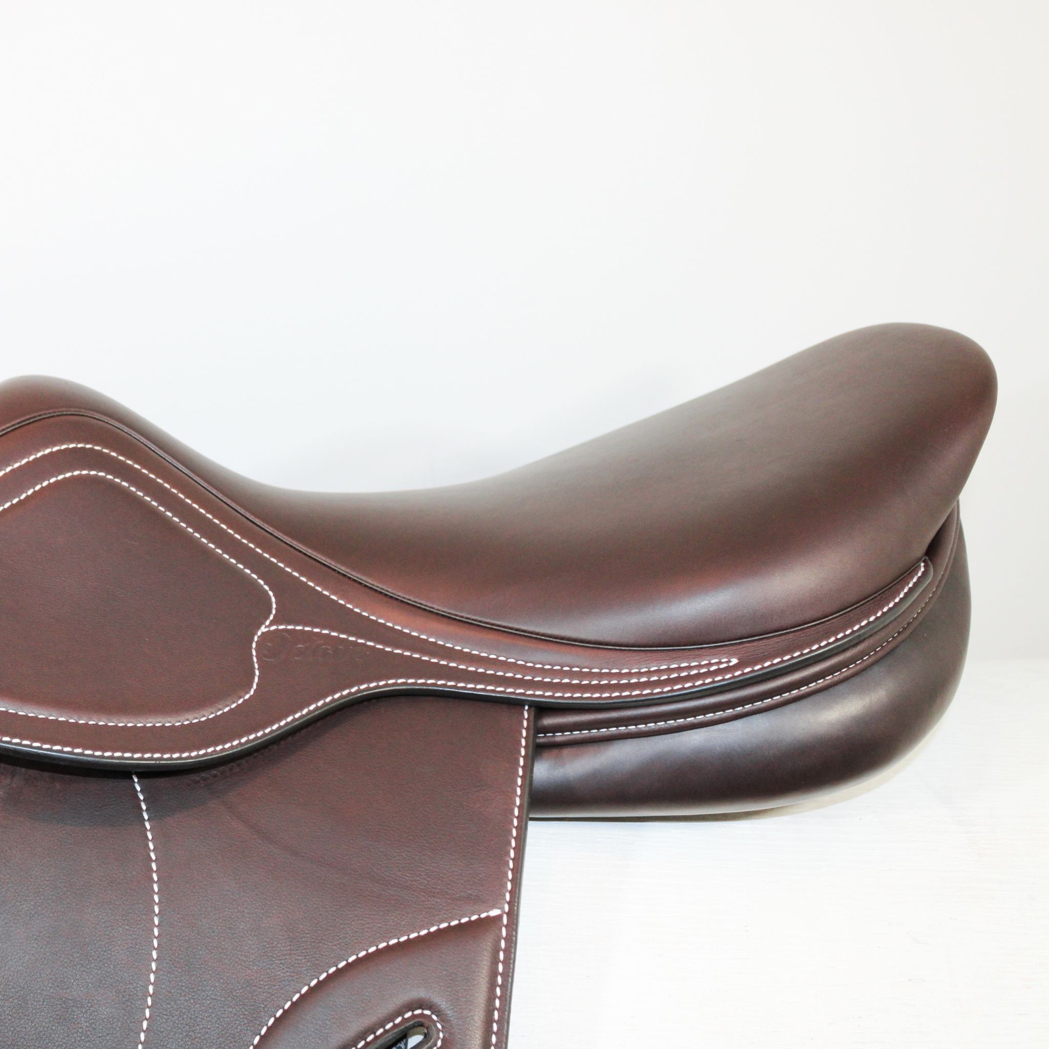 Amerigo Octave jump saddle in brown Pinerolo calf leather; left-side close up of cantle area