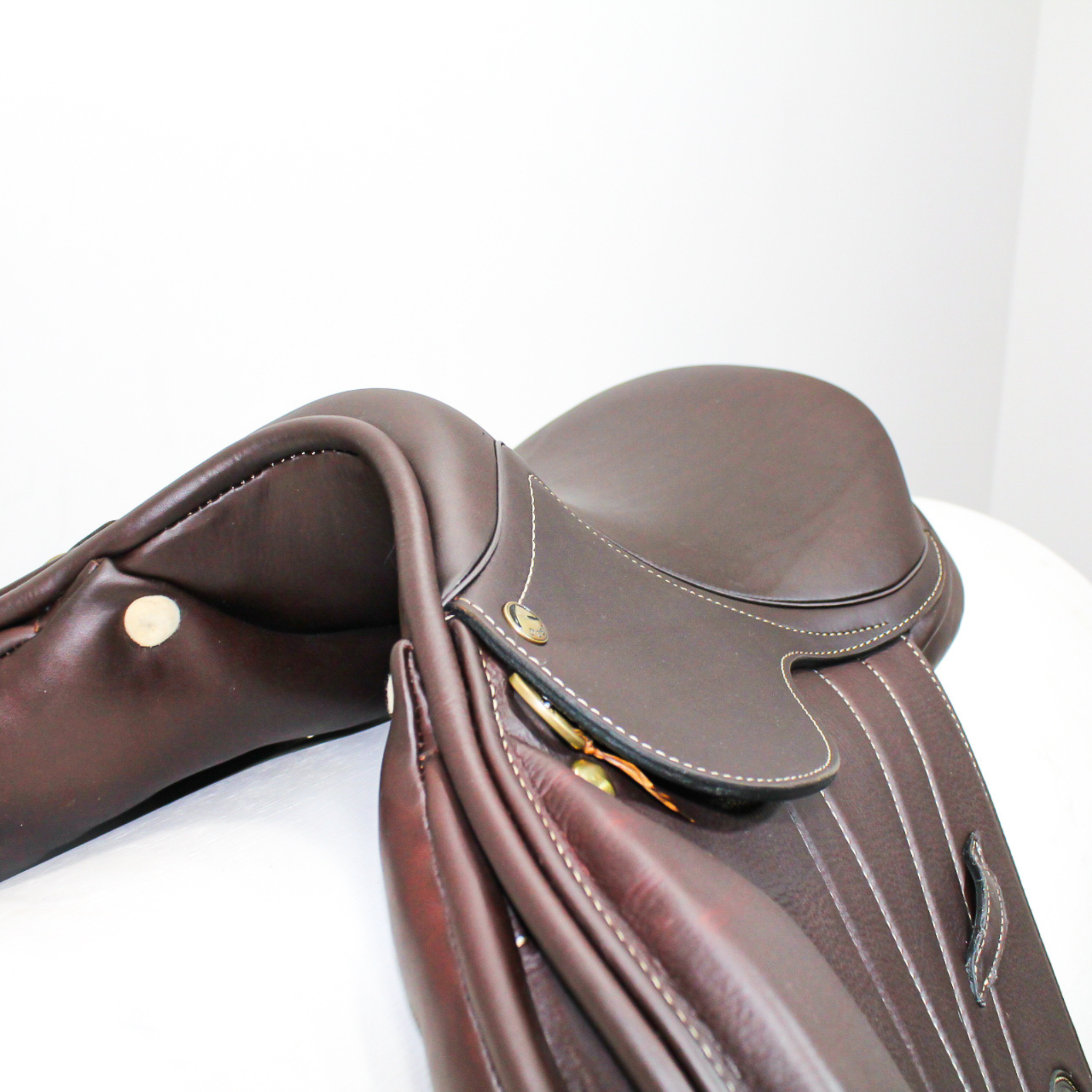 Ucha Joven kids jump saddle; left angled front view of pommel/front panel area
