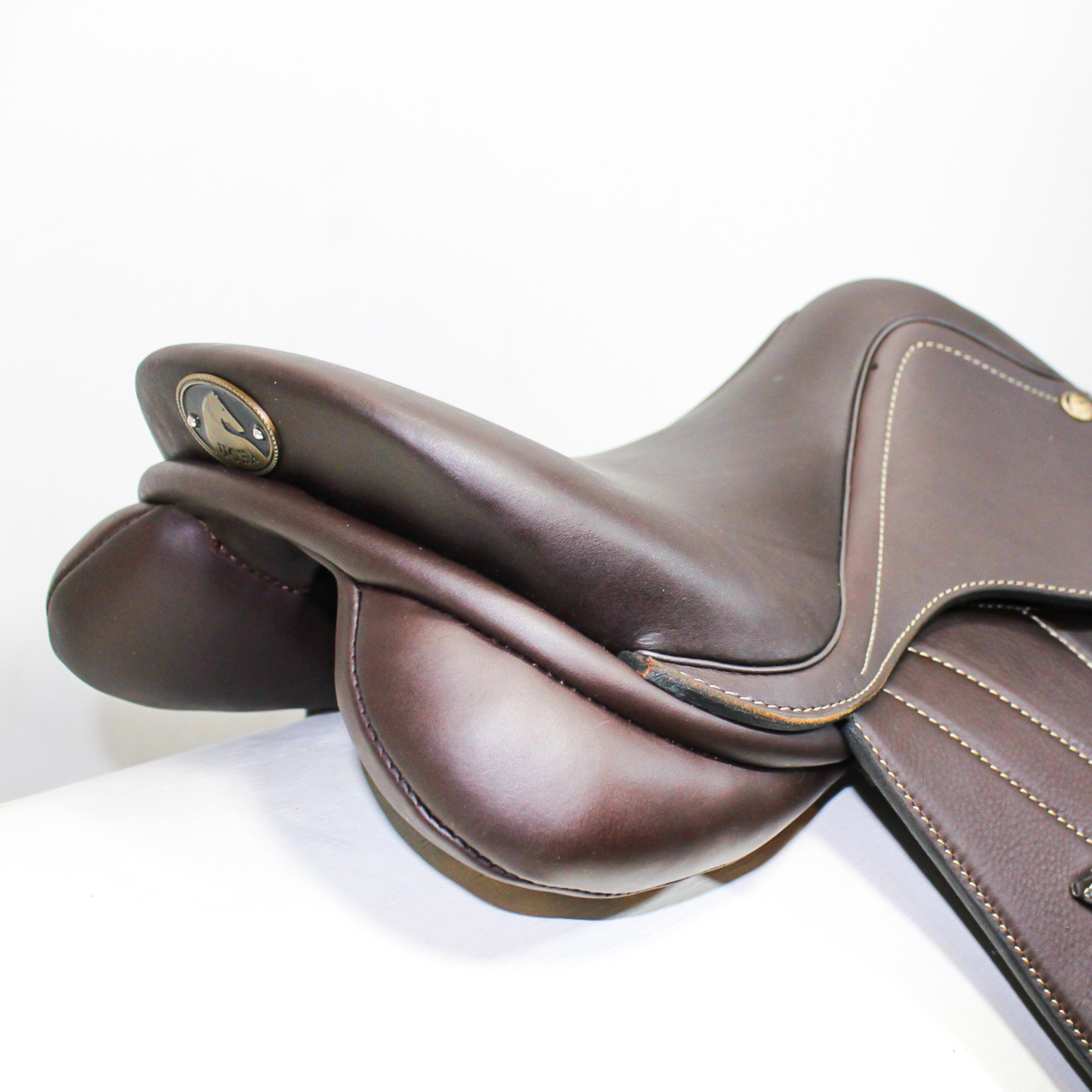 Ucha Joven kids jump saddle; right angled rear view of cantle/rear panel area