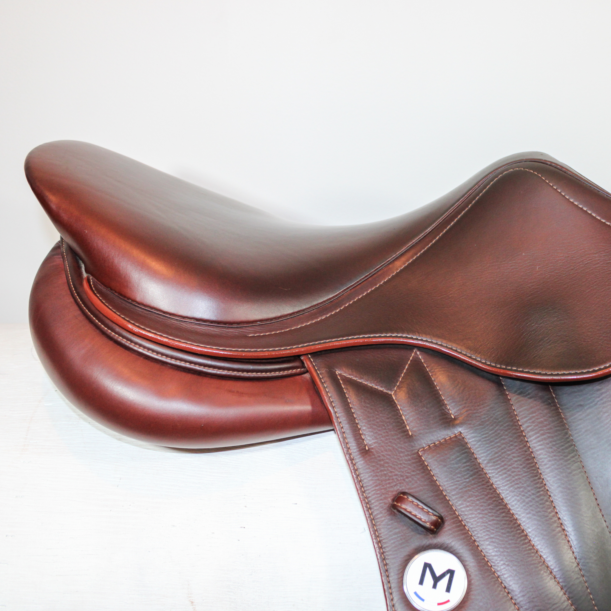 Meyer Act 2 jump saddle; close up right side profile view of cantle area