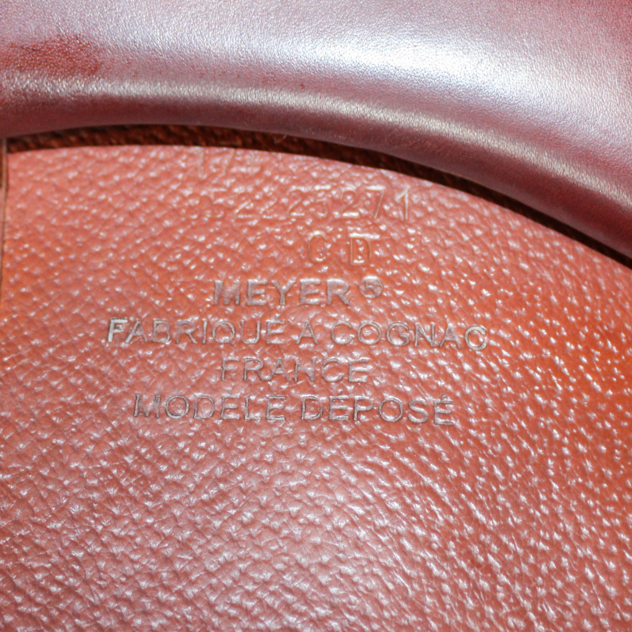 Close up of saddle stamp:
"17
352225271
CD"