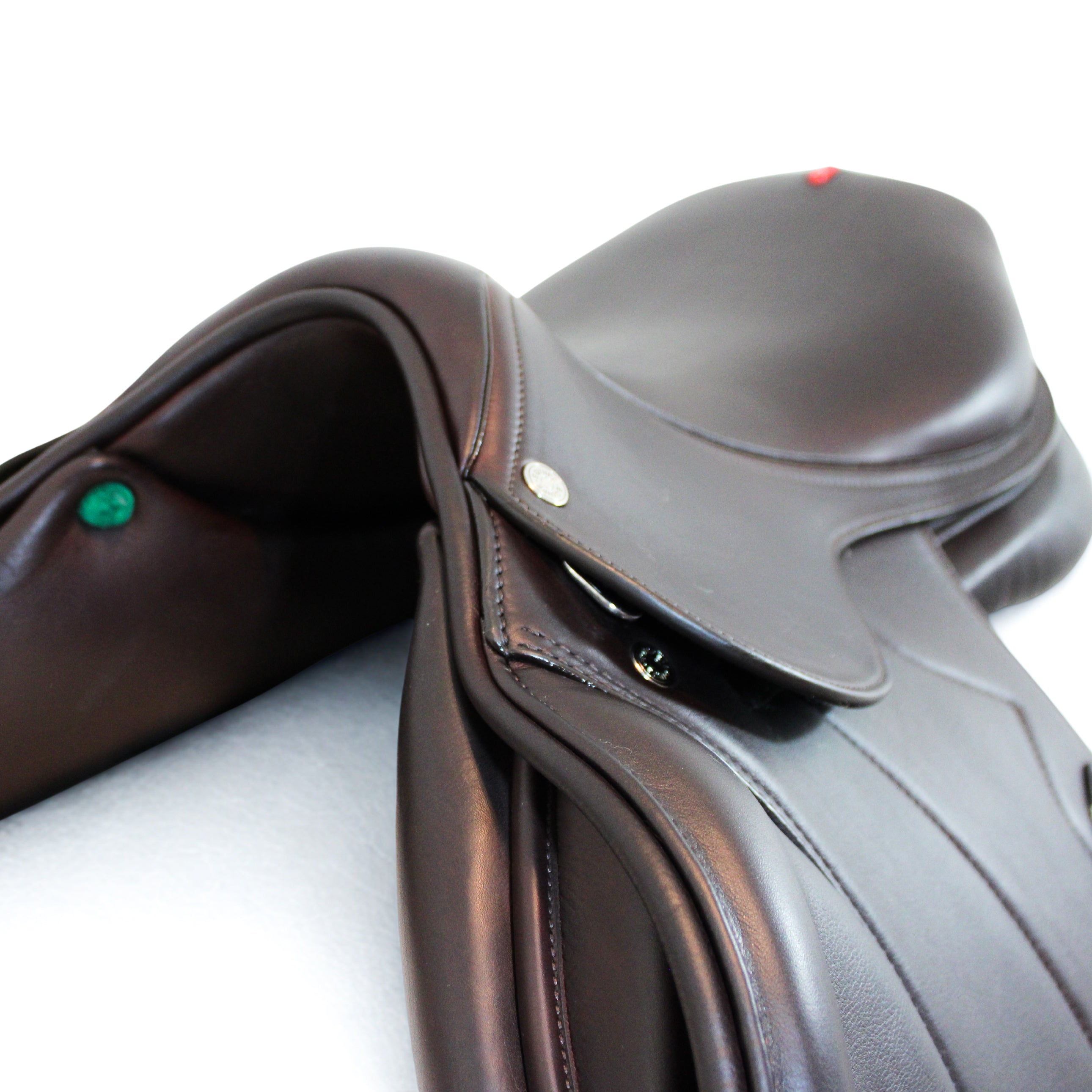 Front pommel view of an Equipe Grand Prix dual flap jump saddle in brown calf leather