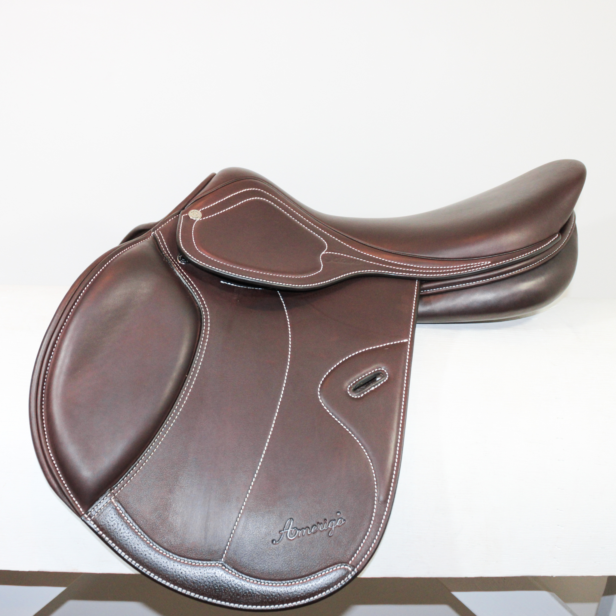 Left side profile view of an Amerigo Octave jump saddle in brown Pinerolo calf leather.