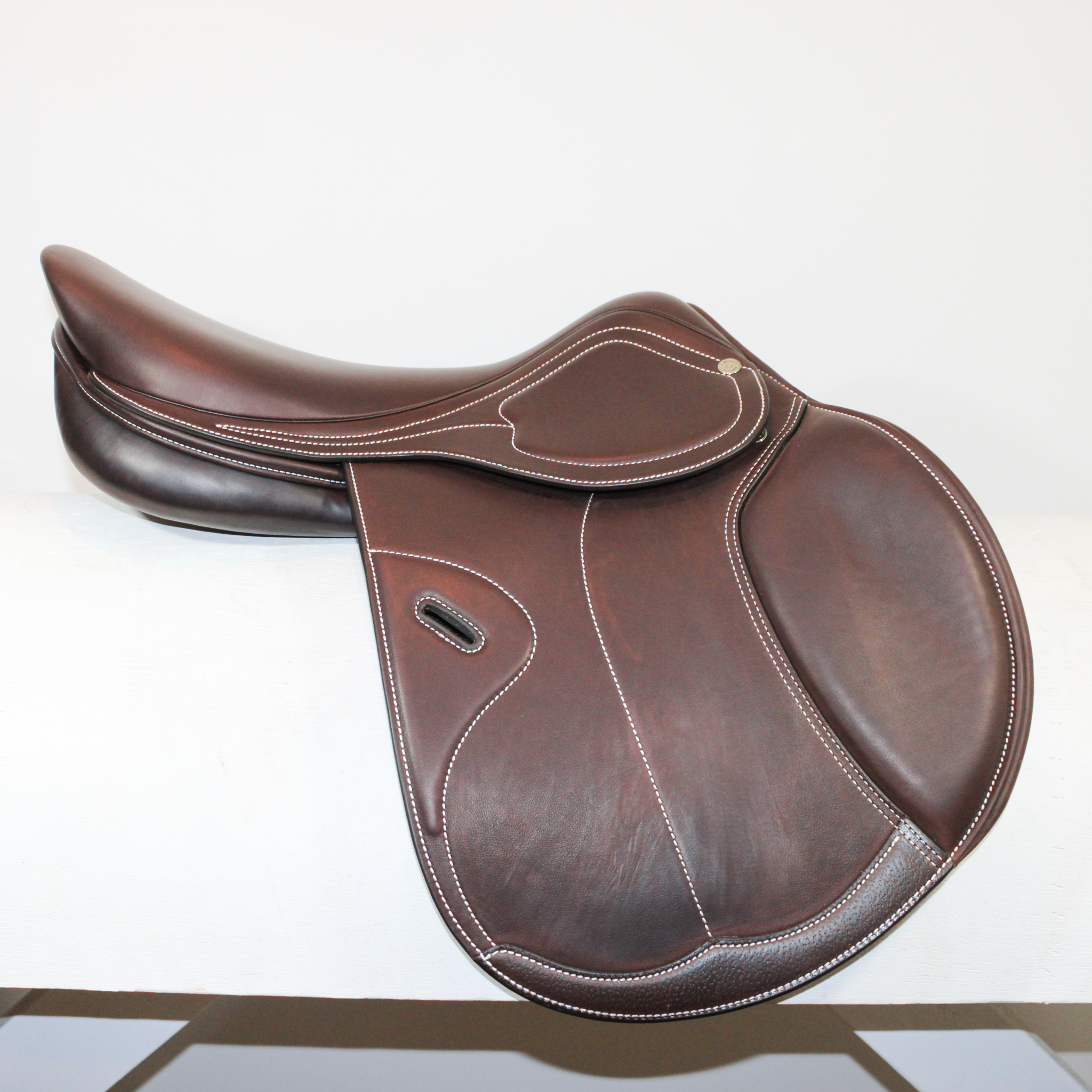 Right side profile view of an Amerigo Octave jump saddle in brown Pinerolo calf leather.