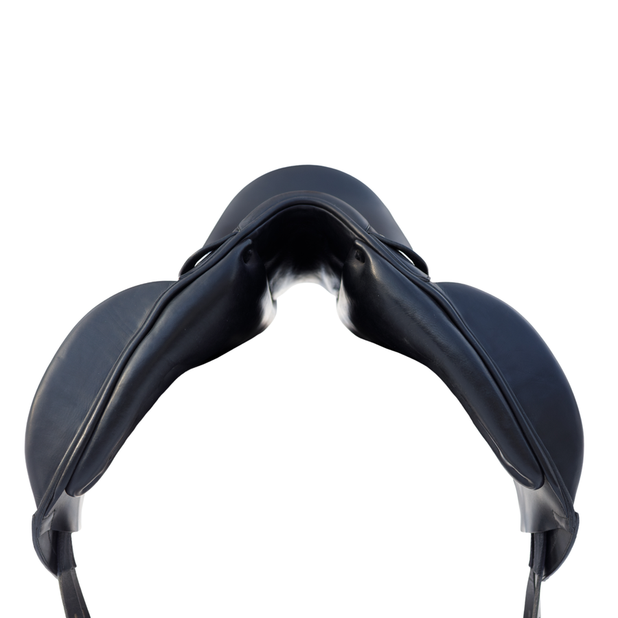 Front view of an Amerigo Classic monoflap dressage saddle in black Pinerolo leather