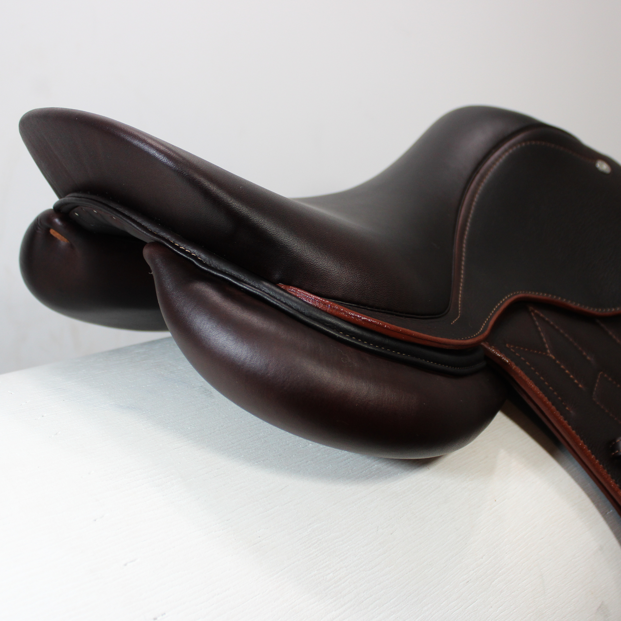 Meyer Act 1 jump saddle; right angled rear view of cantle/rear panels