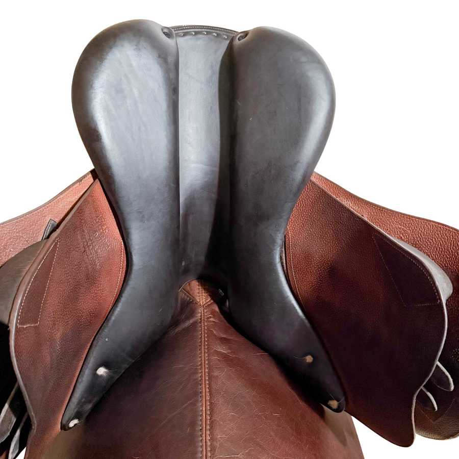Meyer Act 2 jump saddle in brown buffalo leather; underside view of saddle panels