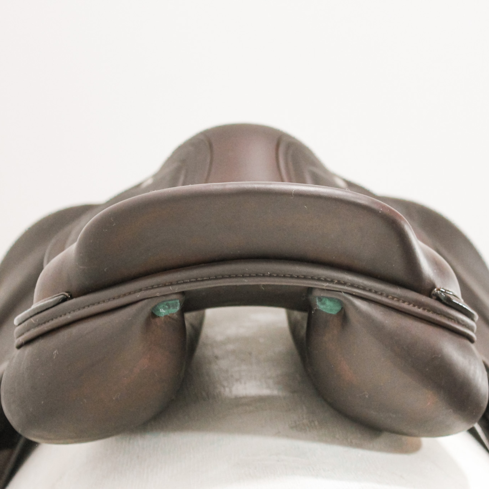 Amerigo HC dual flap jump saddle; close up rear view of cantle/rear panel area
