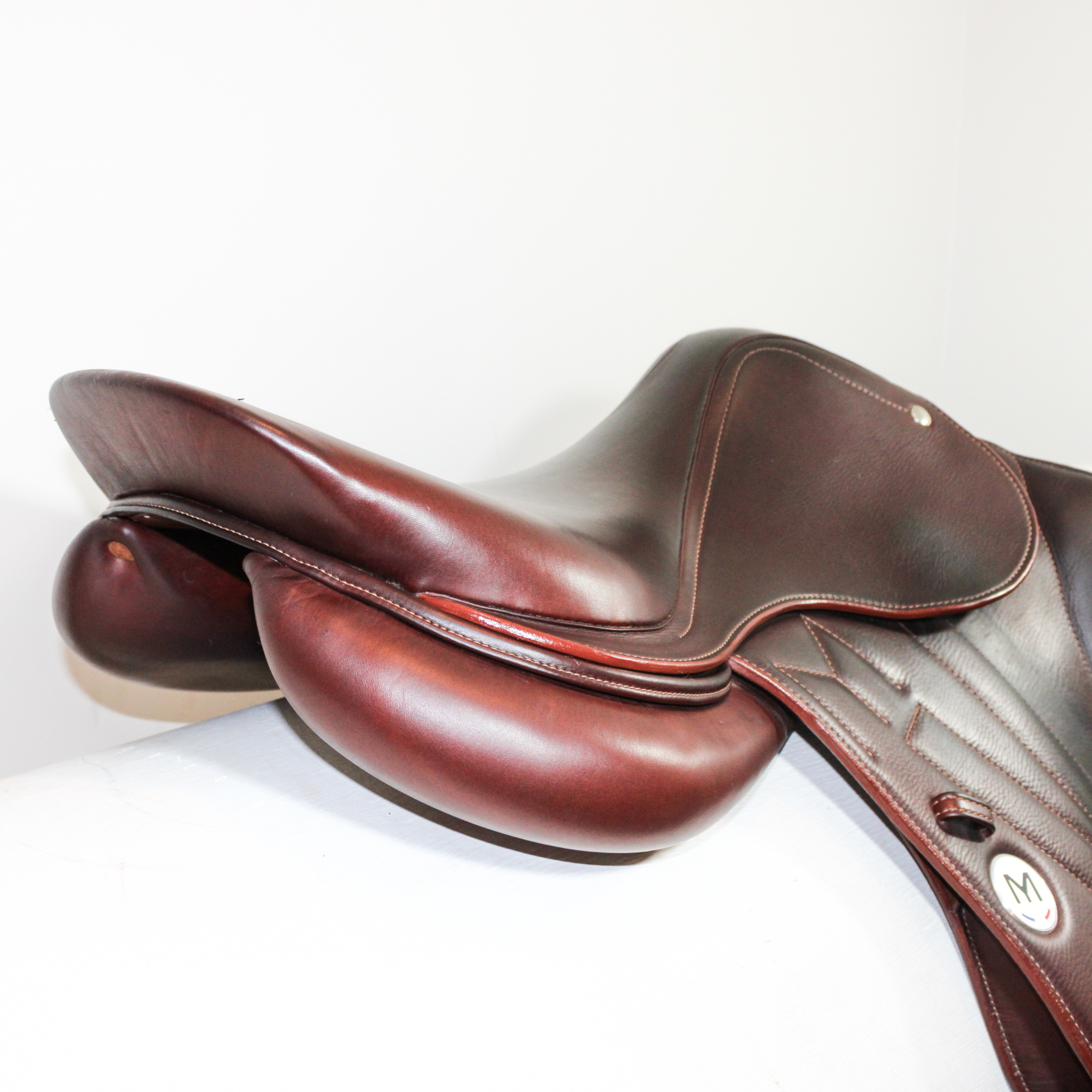 Meyer Act 2 jump saddle; right angled rear view of cantle/rear panels