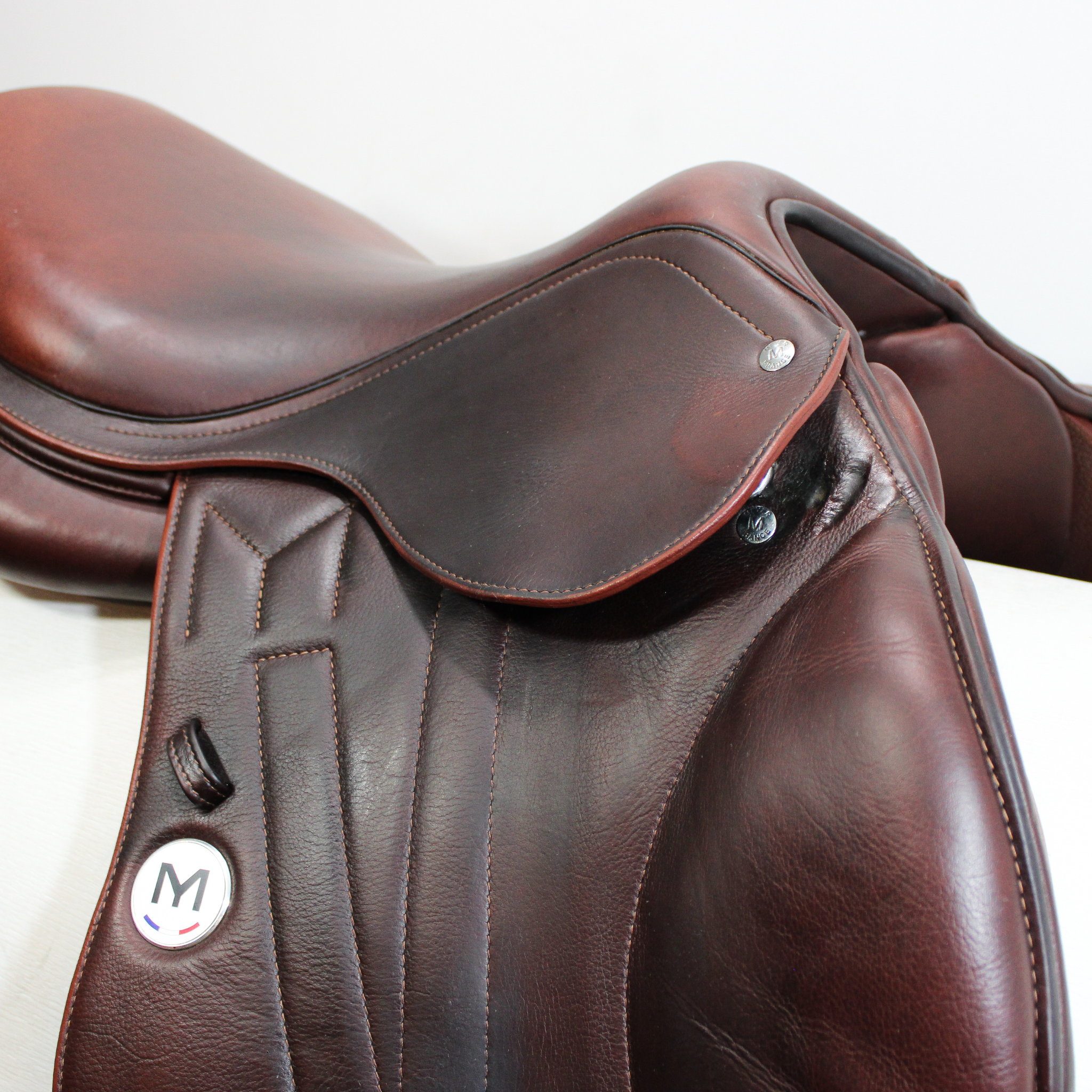Meyer Act 2 jumping saddle; right angled front view of pommel/gullet/panels