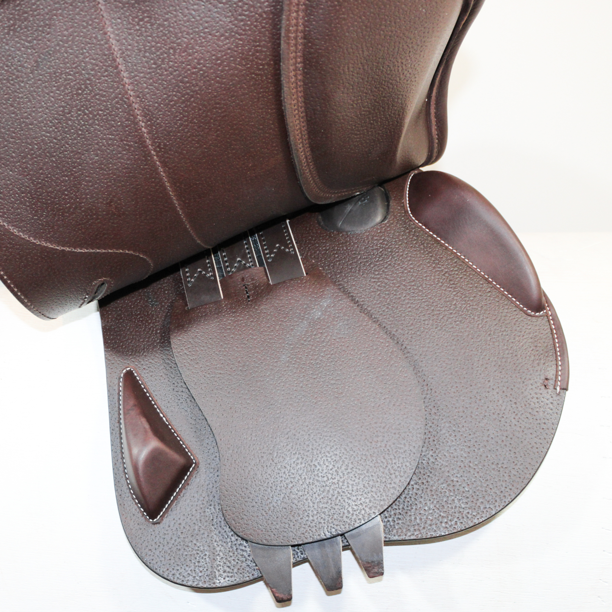 Amerigo Octave jump saddle in brown Pinerolo calf leather; right-side, under flap view of billet area