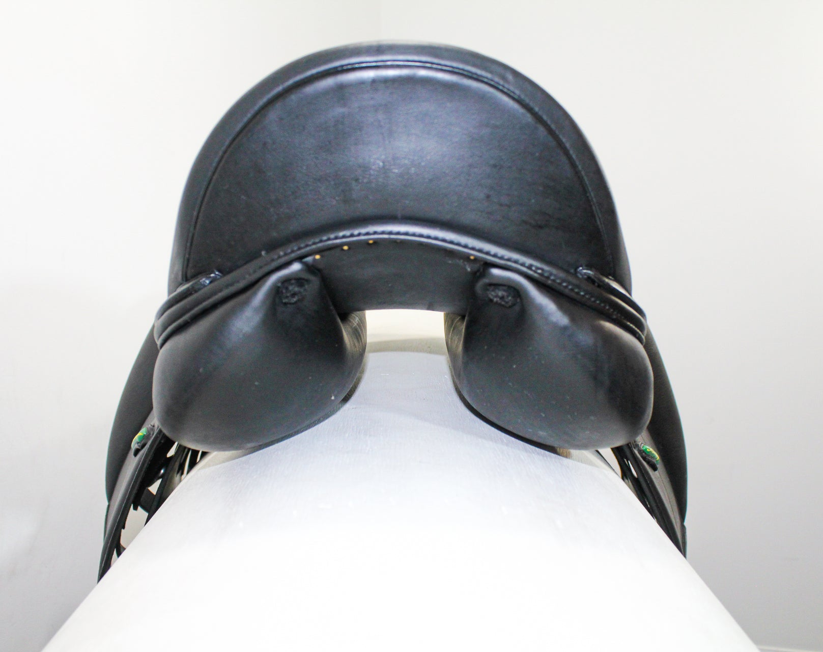 Amerigo Pasubio dressage saddle; rear view of cantle/rear panels