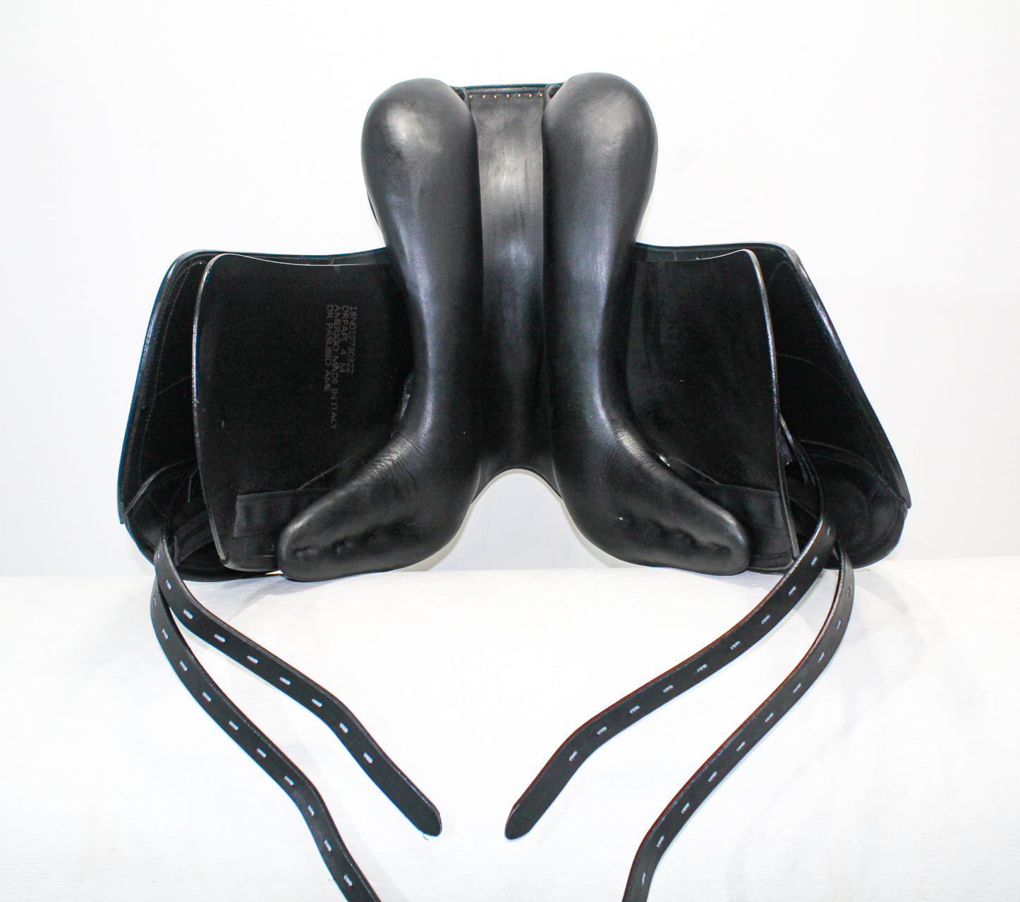 Amerigo Pasubio dressage saddle; underside view of saddle panels