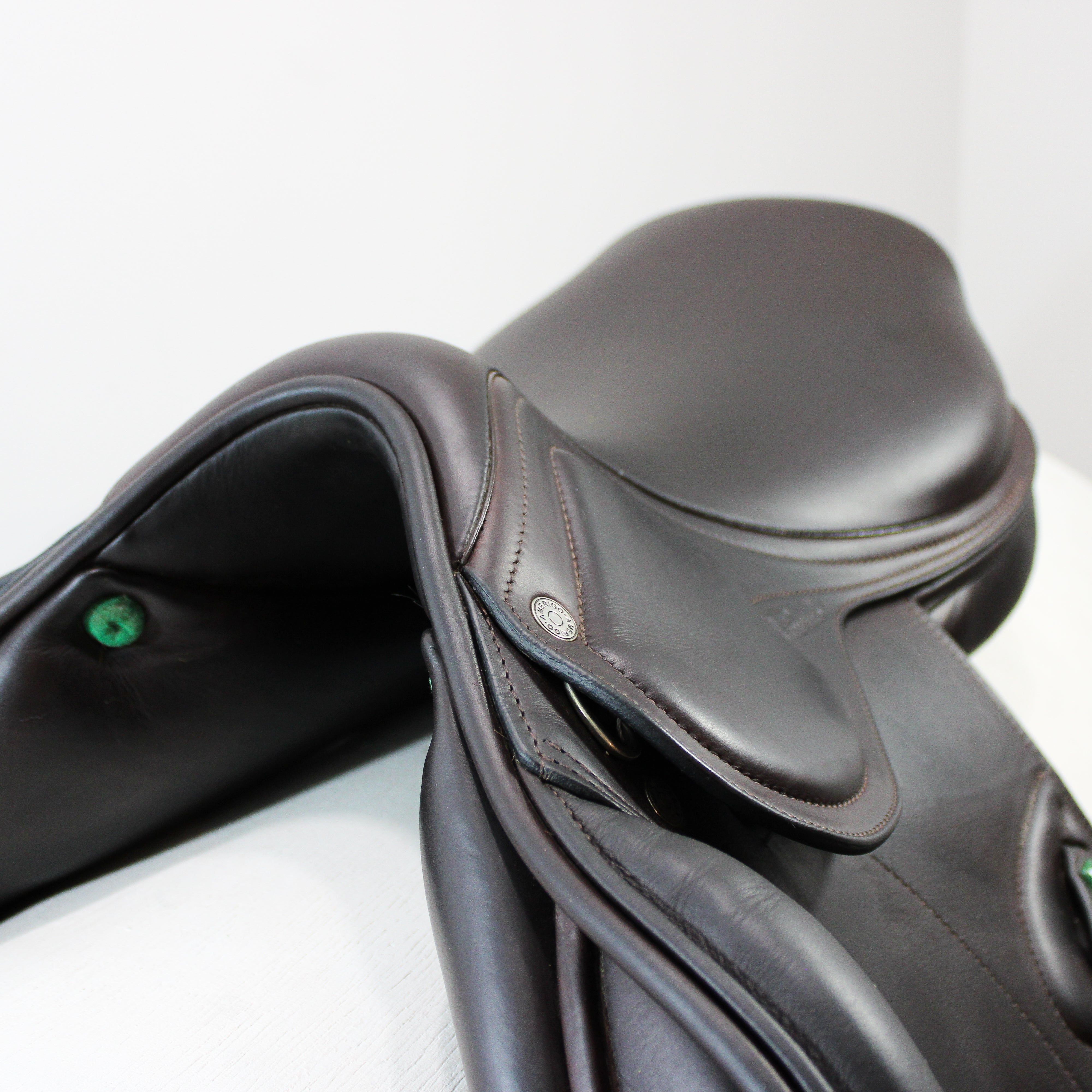 Amerigo DJ jump saddle; left angled front view of pommel/gullet/panels