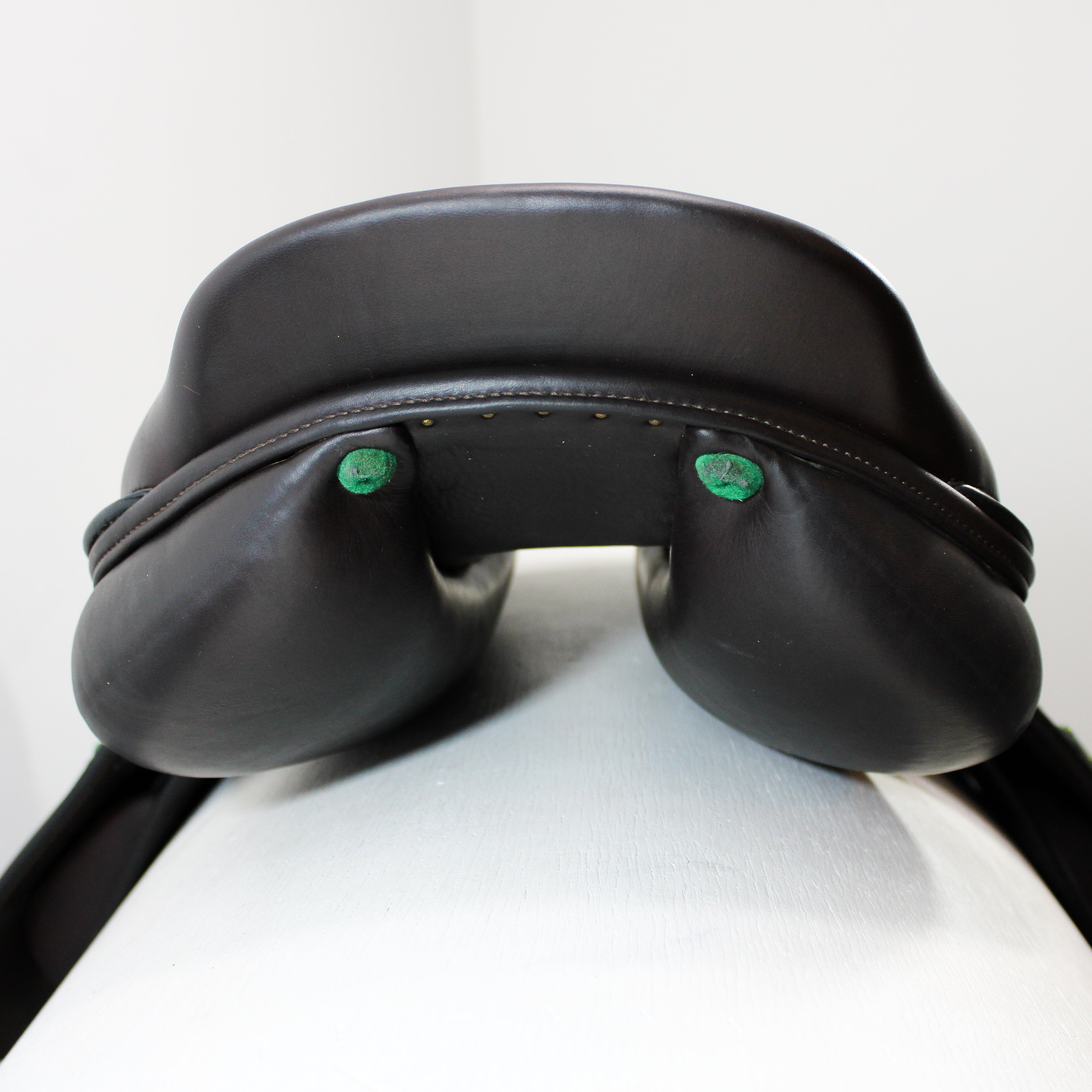 Amerigo DJ jump saddle; rear view of cantle/panels