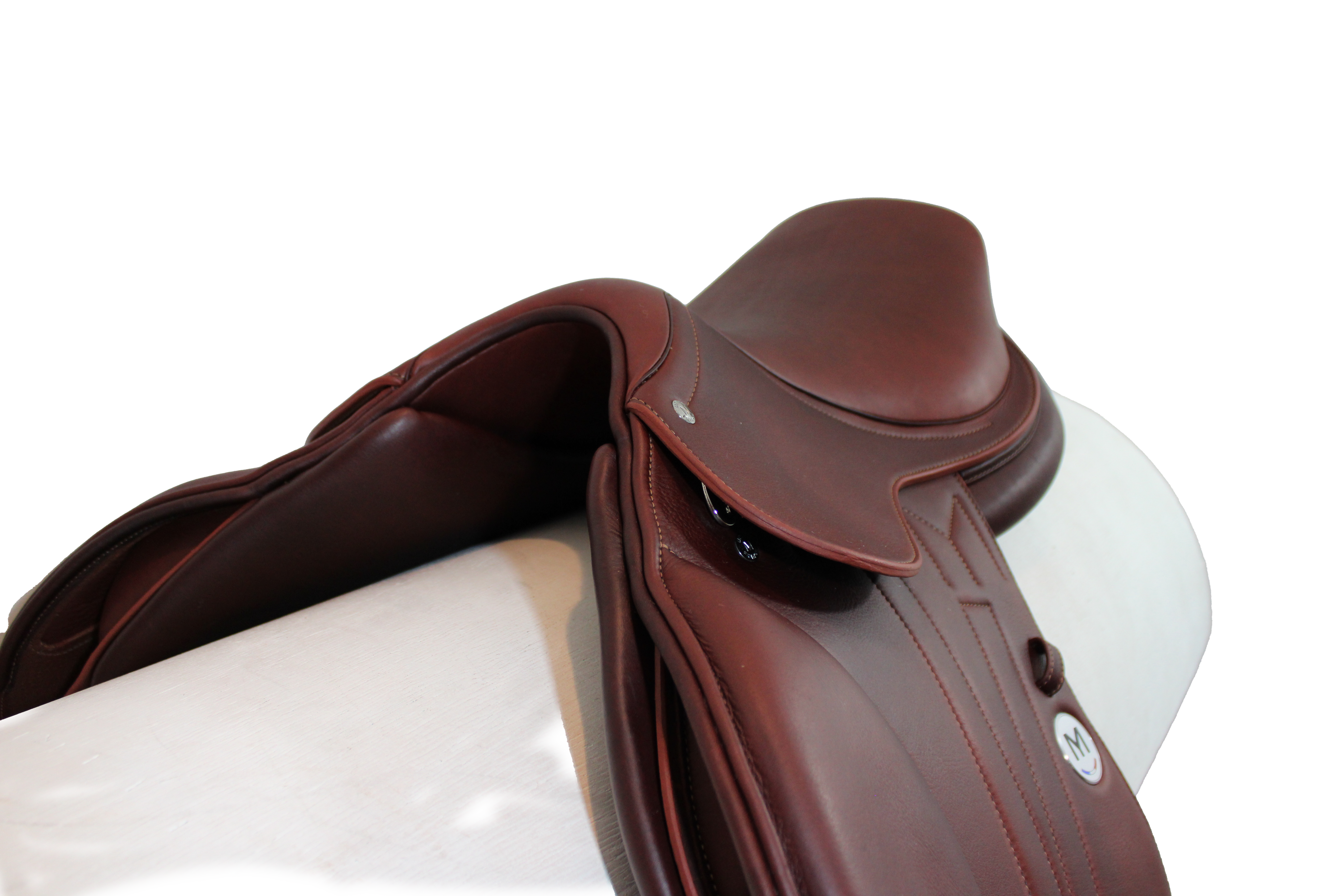 Meyer Act 1 jump saddle; left angled front view of pommel/front panels