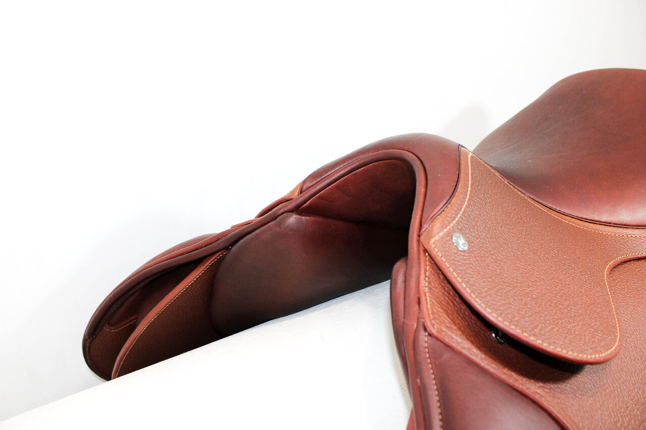 Meyer Act 2 jump saddle ; left angled front view of pommel/panels