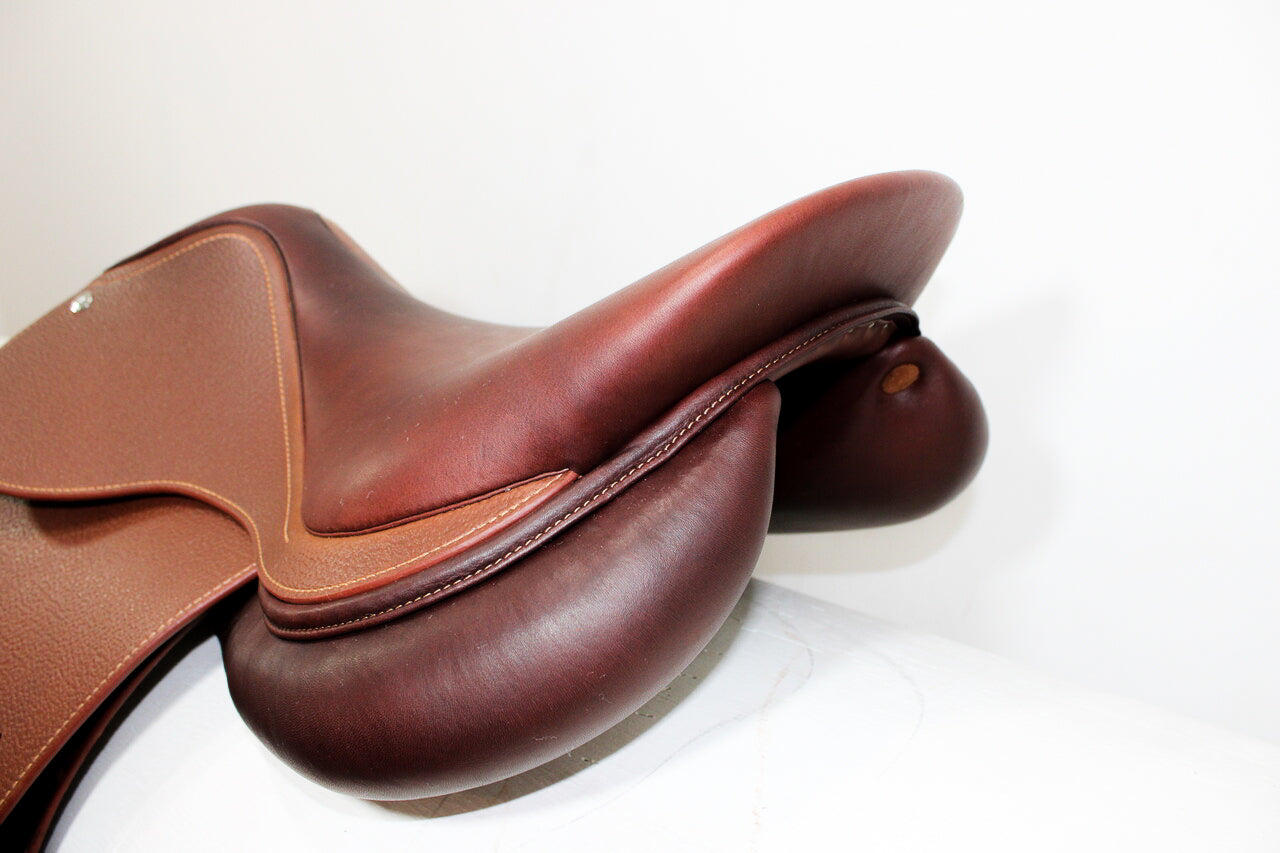 Meyer Act 2 jump saddle ; left angled rear view of cantle/panels