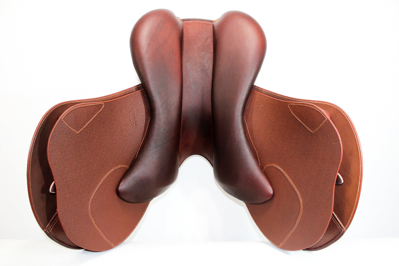 Meyer Act 2 jump saddle; underside view of saddle panels